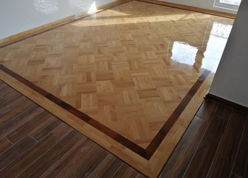 Lakiran hrastov parket sa bordurom