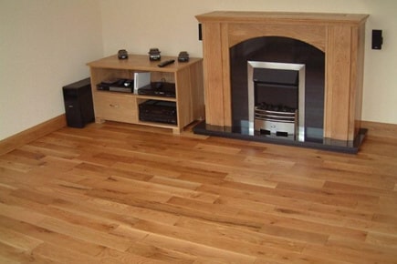 Kamin na podu od parketa