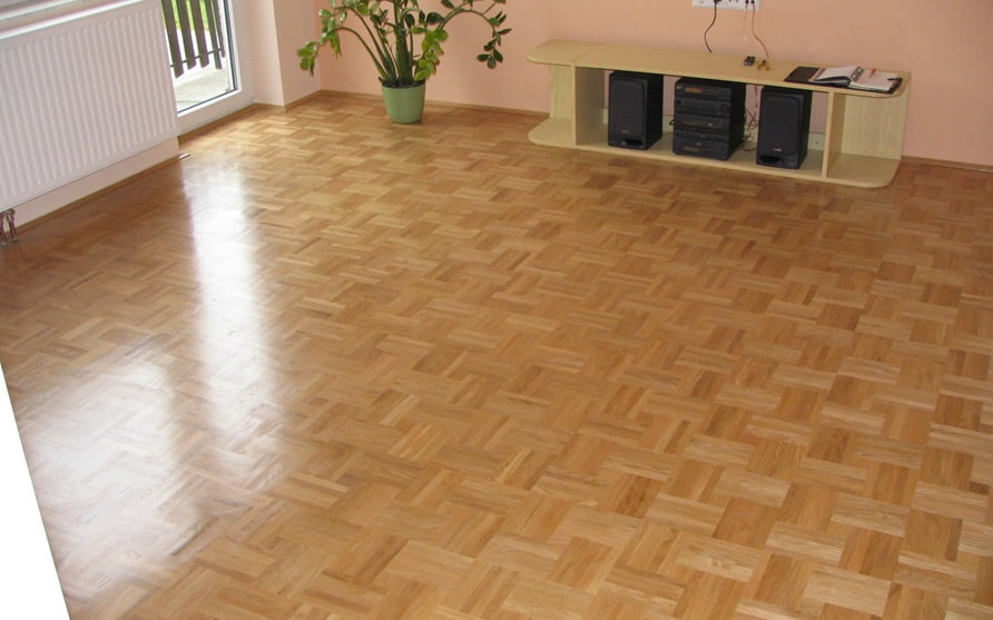 Mozaik parket lakiran na podu